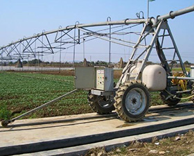 受到节水灌溉公司推荐的平移式喷灌机